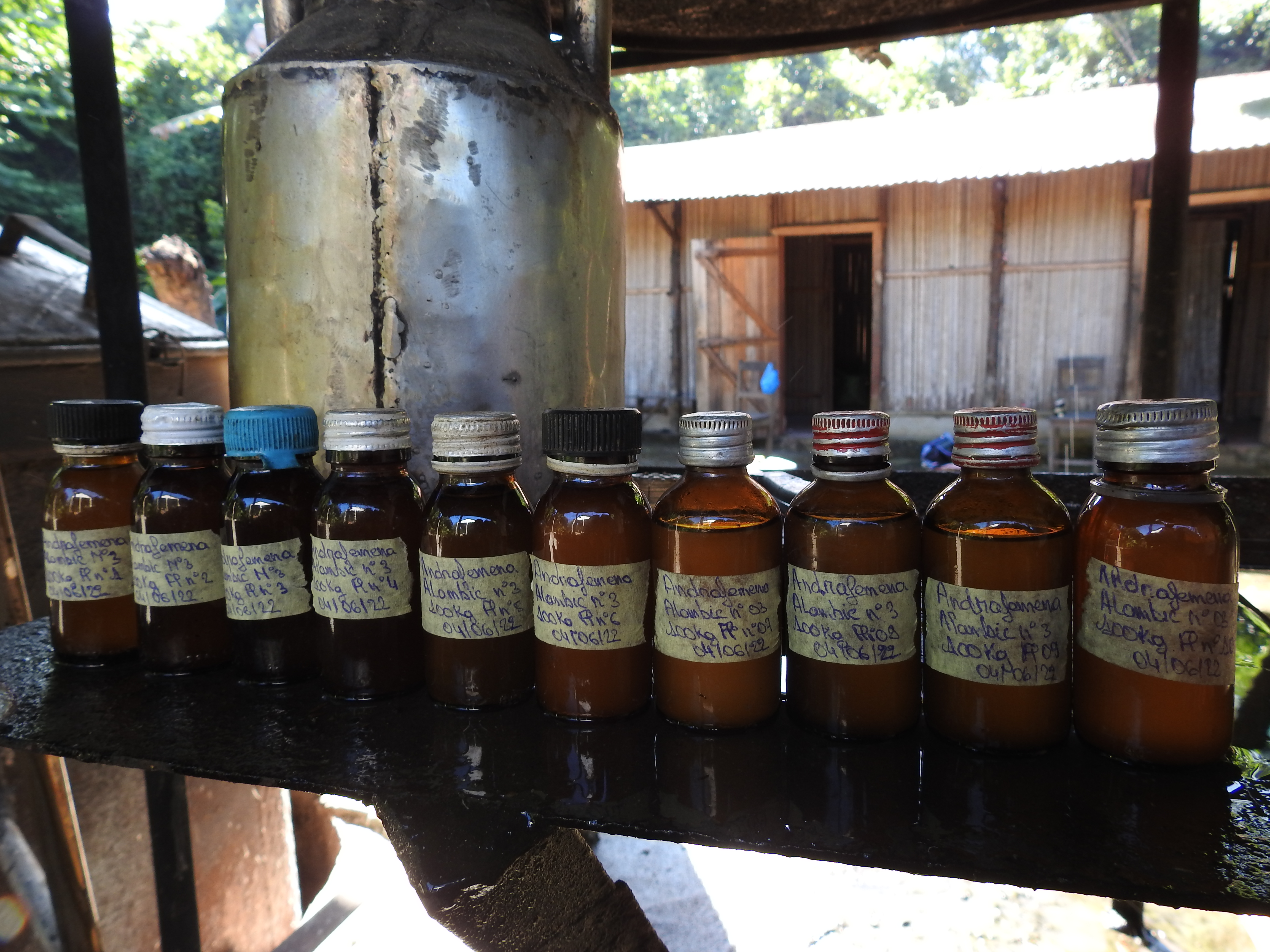 Alambics et savoir-faire artisanal de la distillerie Fleur d'Ylang, Nosy Be